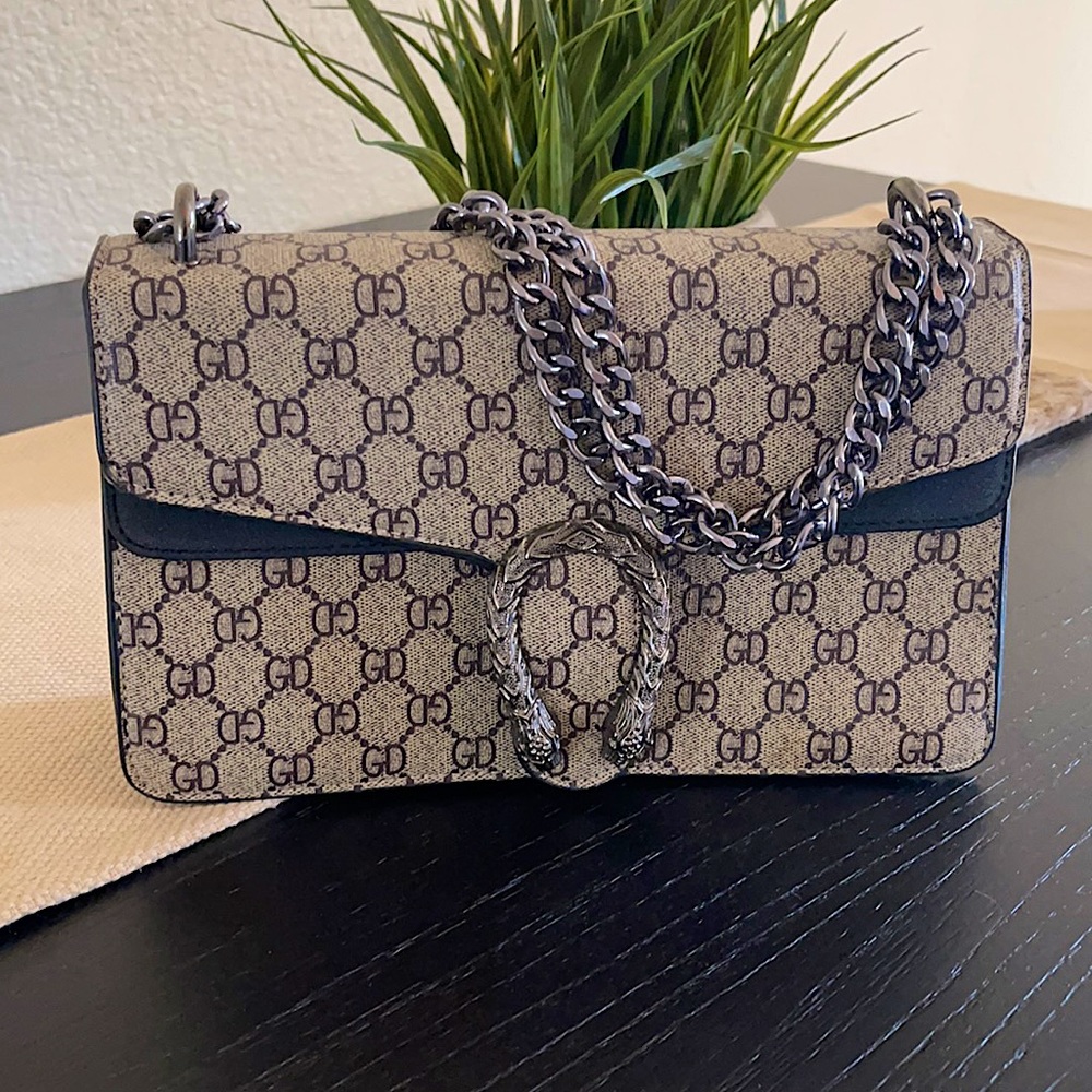 Chain strap handbag